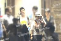 62岁邓婕罕见携养子参加聚餐 神情轻松饭后亲密挽手回家
