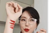 行走的“口红种草机”!陈数直播变美妆博主为网友口红试色