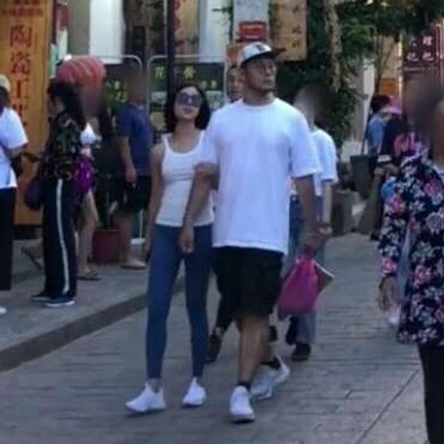 组图:赵奕欢发文官宣恋情 “找到一个我一瞪眼他就下跪的人”