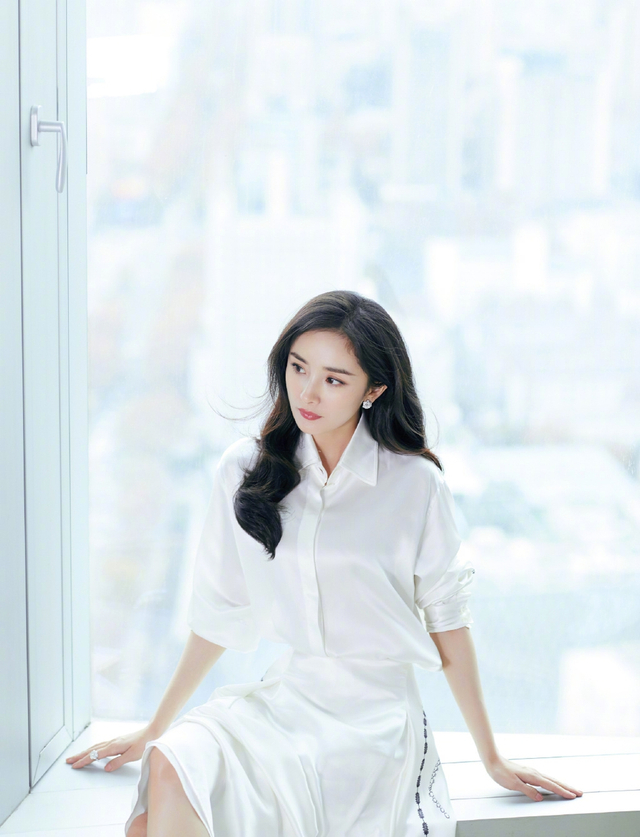 杨幂衬衫长裙凸显知性魅力_新浪图片