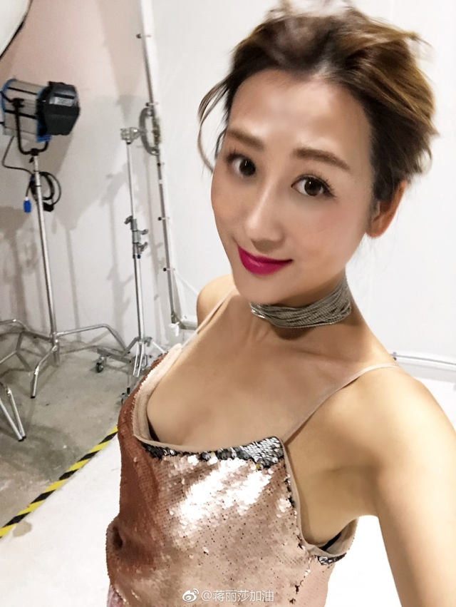 蒋丽莎晒母女合踏青合照 六岁的陈雅薷长成小美女了