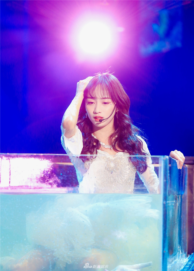 李艺彤取关黄婷婷后同台合唱