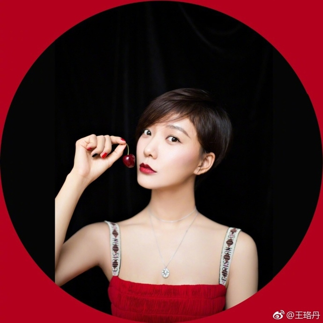 王珞丹披轻纱眼神魅惑 露香肩红裙摇曳撩人心弦