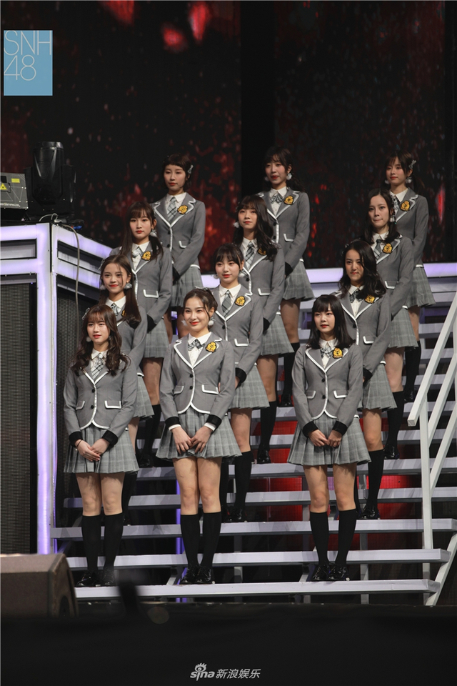 组图:李艺彤取关黄婷婷后同台合唱 SNH48宣布重组结果