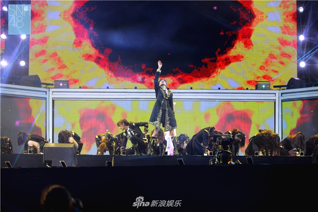 组图:李艺彤取关黄婷婷后同台合唱 SNH48宣布重组结果