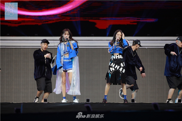 组图:李艺彤取关黄婷婷后同台合唱 SNH48宣布重组结果