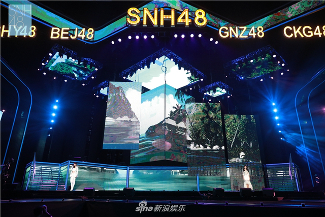 组图:李艺彤取关黄婷婷后同台合唱 SNH48宣布重组结果