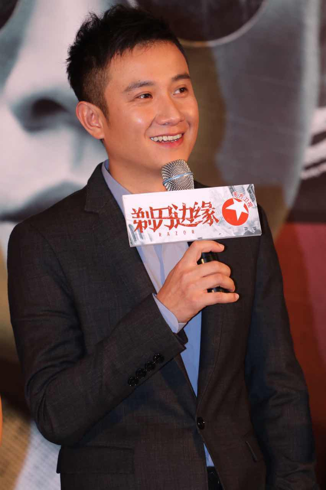 组图：文章马伊琍夫妇同台 亲密搂肩笑不停