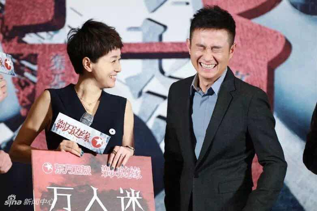 组图：文章马伊琍夫妇同台 亲密搂肩笑不停