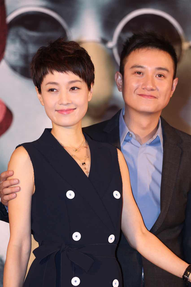 组图：文章马伊琍夫妇同台 亲密搂肩笑不停