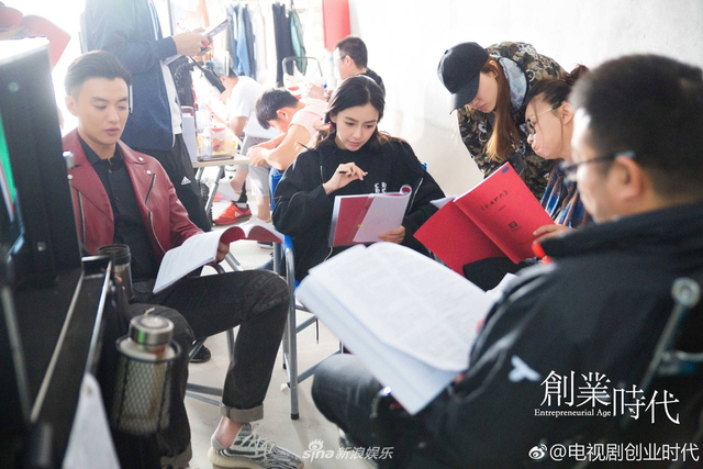 组图：杨颖《创业时代》与黄轩深情热吻 那年组合IT江湖惺惺相惜