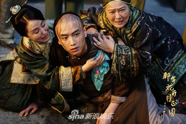 组图：《那年花开》陈晓水缸险溺水 鬓发凌乱绝望无助