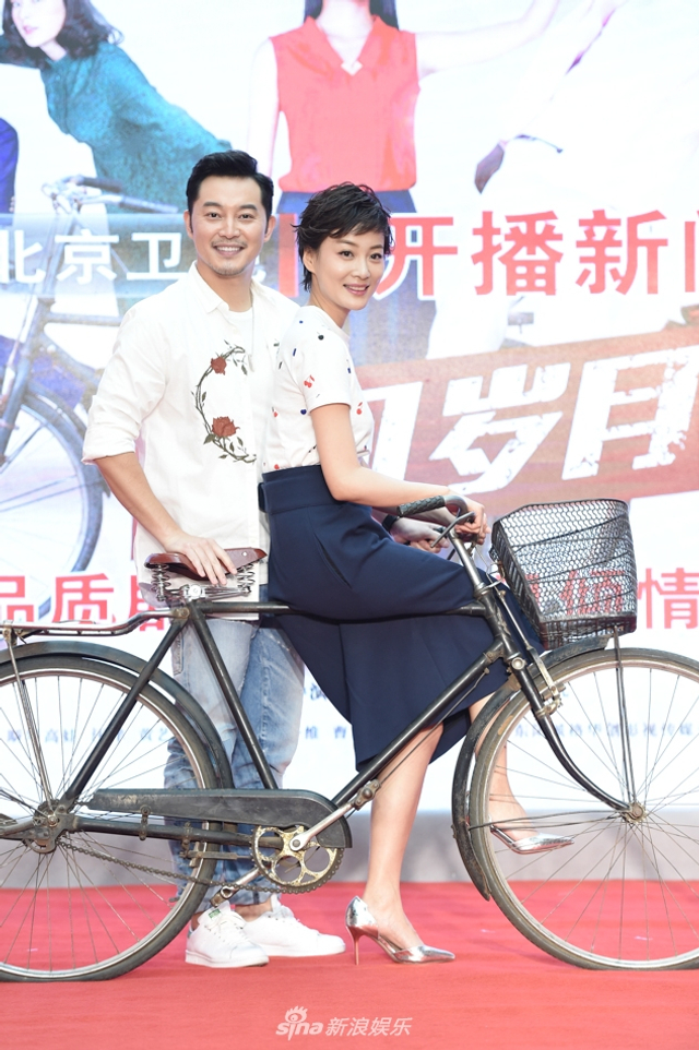 组图：《平凡岁月》举行开播发布会 斯琴高娃携一众主创亮相