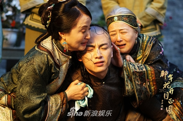 组图：《那年花开》陈晓水缸险溺水 鬓发凌乱绝望无助
