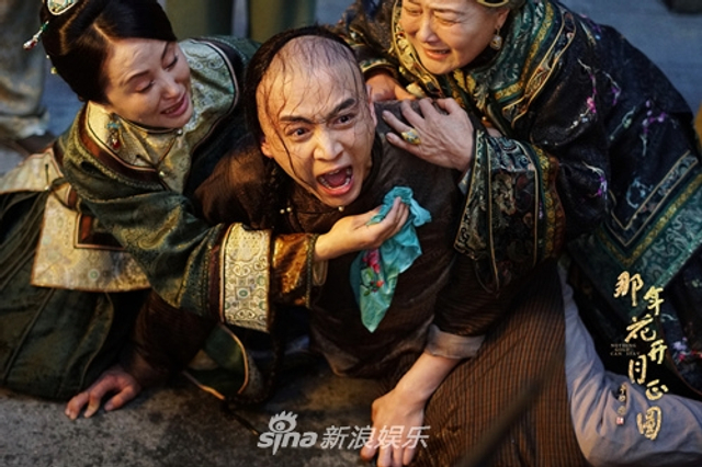 组图：《那年花开》陈晓水缸险溺水 鬓发凌乱绝望无助