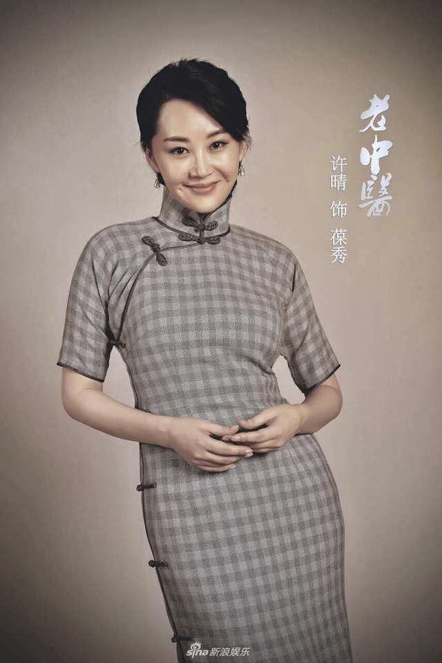 许晴穿米色毛衣温柔可人 与胡歌互动笑容灿烂