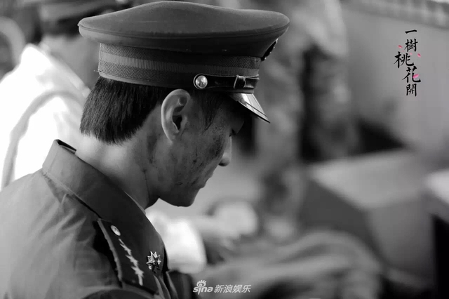 《一树桃花开》曝剧照 何建泽展英武坚毅男儿本色