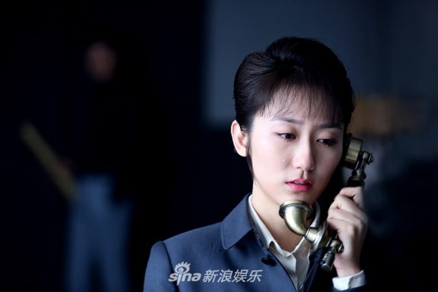 组图：巍子自导自演《计中计》 为戏白头变身时尚奶奶灰