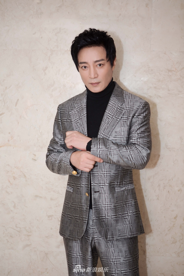 组图：何中华亮相第四届文荣奖 低调优雅尽显儒雅风范