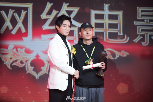 何中华低调优雅尽显儒雅风范