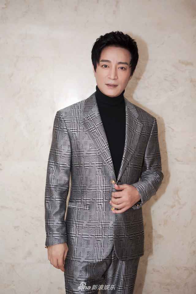 组图：何中华亮相第四届文荣奖 低调优雅尽显儒雅风范