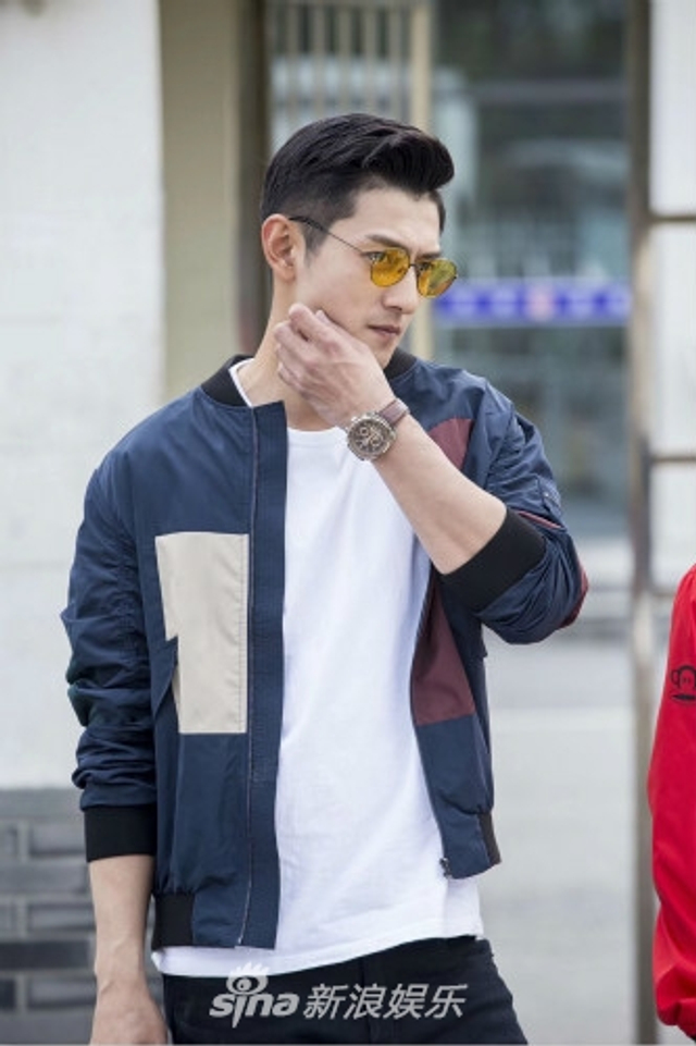 组图：梁大维《温暖的弦》杀青 西装革履上演制服诱惑