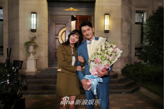组图：梁大维《温暖的弦》杀青 西装革履上演制服诱惑
