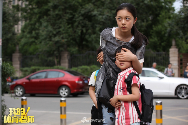 组图：《体育老师》曝定档海报 张嘉译王晓晨上演忘年恋