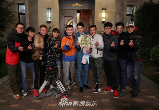 组图：梁大维《温暖的弦》杀青 西装革履上演制服诱惑