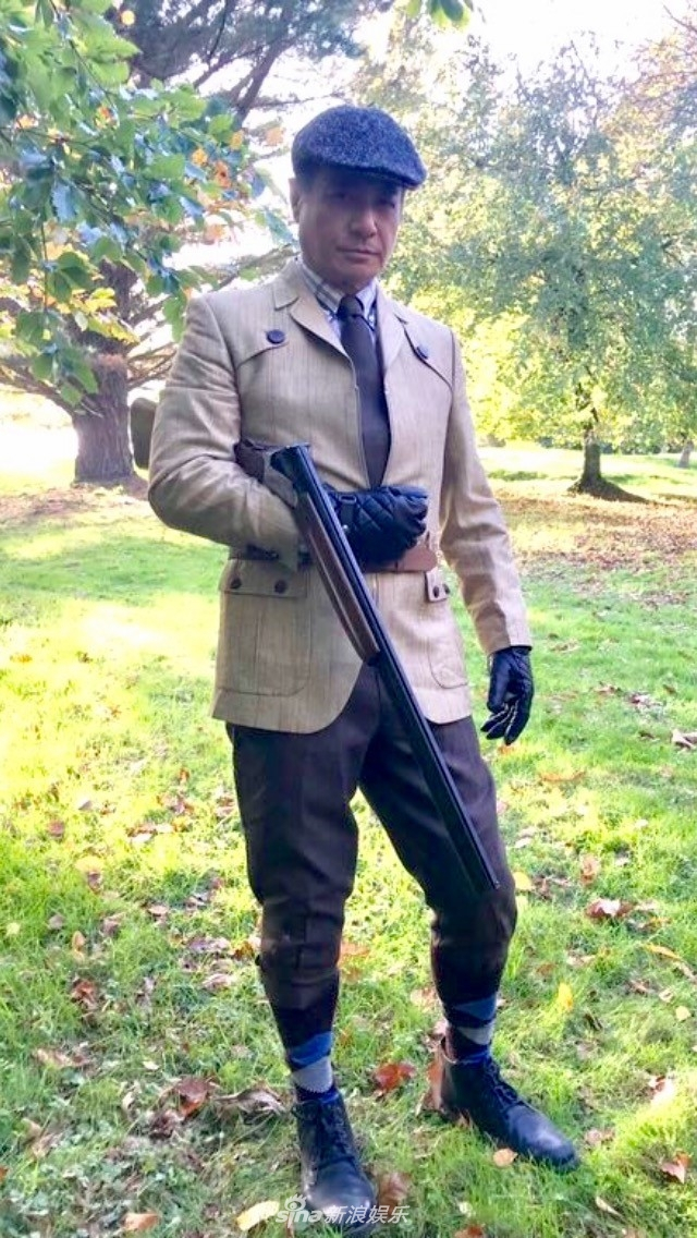 组图：新剧《兄弟》造型首曝光 石修变身传媒大亨