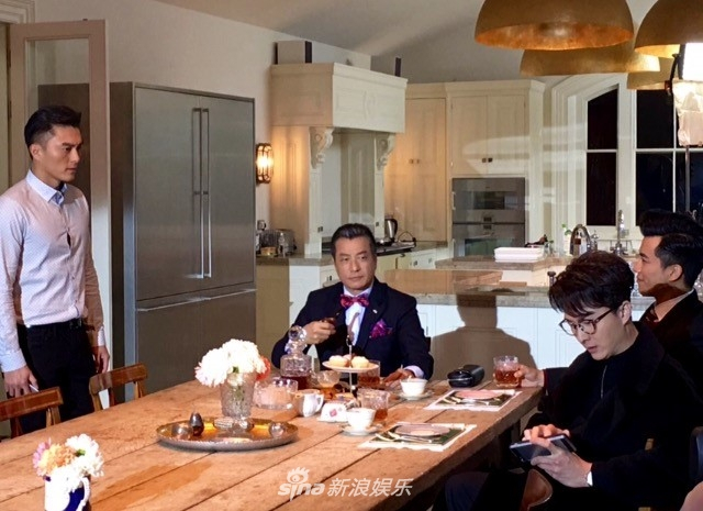 组图：新剧《兄弟》造型首曝光 石修变身传媒大亨