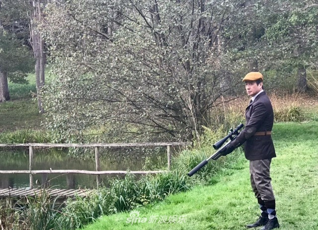 组图：新剧《兄弟》造型首曝光 石修变身传媒大亨