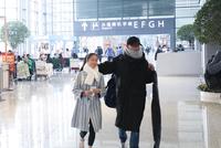 文章与马伊琍离婚后带大女儿首度现身 11岁爱马亭亭玉立