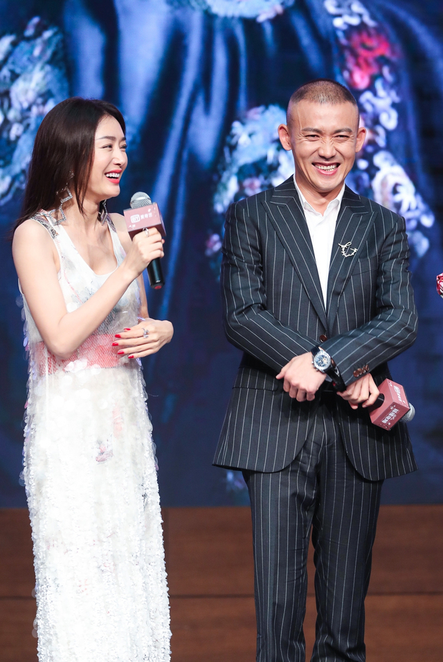 秦岚白裙配红唇美艳动人 佘诗曼小露性感香肩