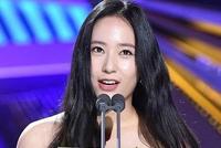 她曾是韩国初恋脸女神 如今身穿抹胸礼服身材走样体型壮硕