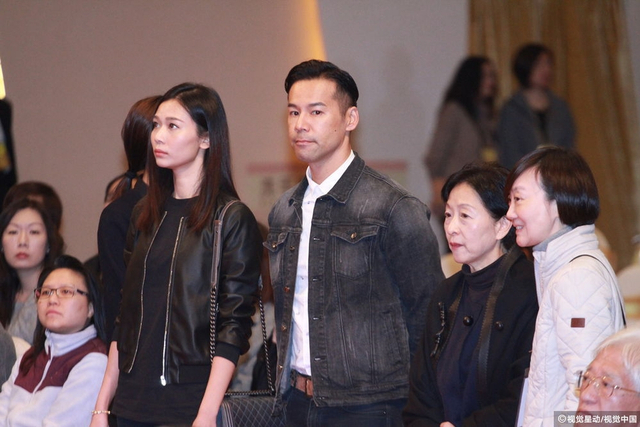 组图：方逸华追思会举行 前特首赌王四太及群星现身会场鞠躬吊唁