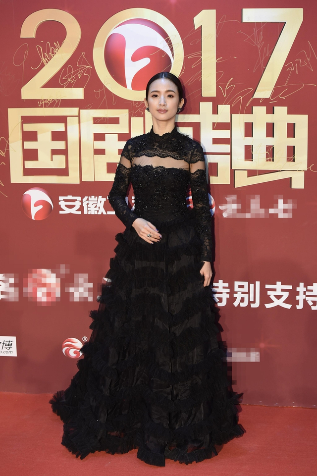 组图：国剧盛典众小花斗艳 孙怡景甜唐艺昕美艳亮相