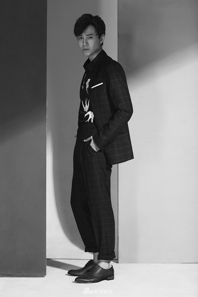 《小楼又东风》李添诺曝黑白写真 湿发造型撩人