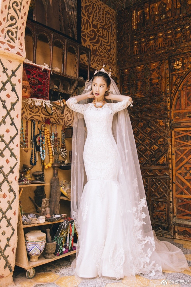 陈彦妃结婚晒甜蜜婚纱照