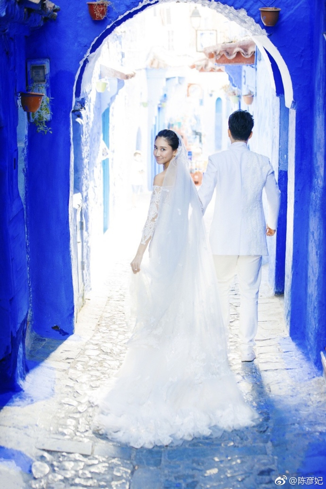 陈彦妃结婚晒甜蜜婚纱照