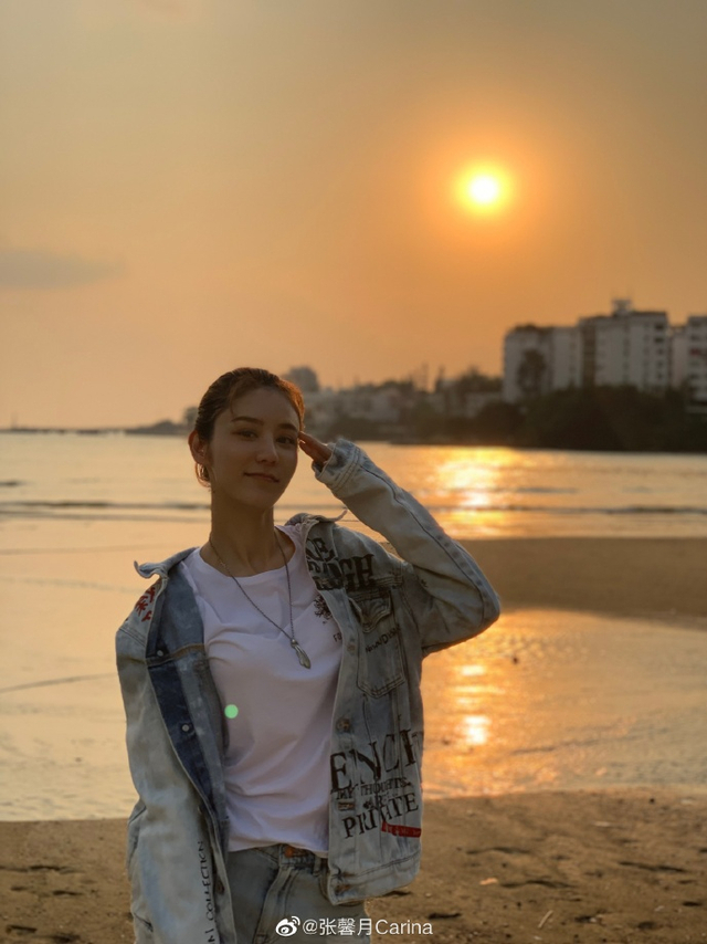 林峯娇妻张馨月戴贝雷帽唱歌