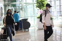 “大湾区”张智霖夫妇穿黑白情侣装 袁咏仪自己推行李箱