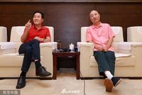 陈佩斯近照光头白须喜感十足 与杨立新同框笑容可掬