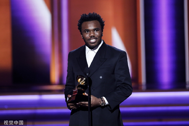 组图：第64届格莱美现场Gaga比伯碧梨娅娅献唱 艾薇儿颁奖