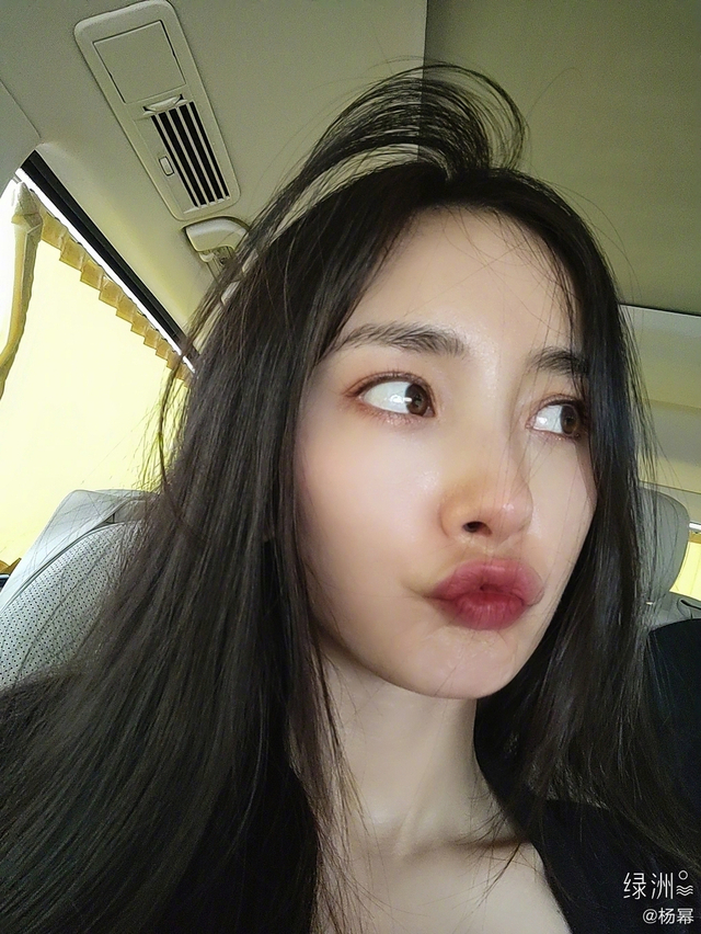 杨幂生日晒自拍五官精致显甜美 嘟嘴比耶可爱十足