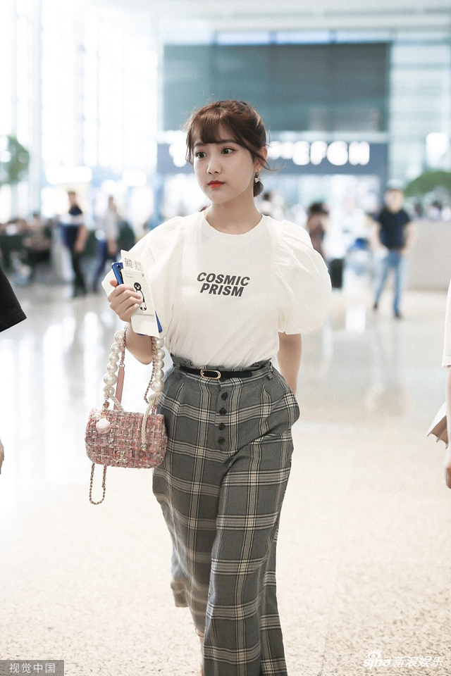 李艺彤拎珍珠包现身机场 齐刘海高马尾走路带风气场足_新浪图片