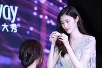 何穗穿裸色水钻裙玩“锁骨杀” 肌肤白皙卷发披肩秀美背