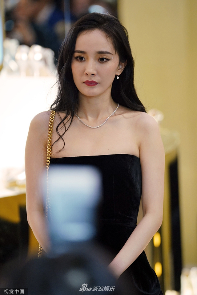 杨幂黑色抹胸短裙现身活动 长发微卷妩媚冷艳_新浪图片