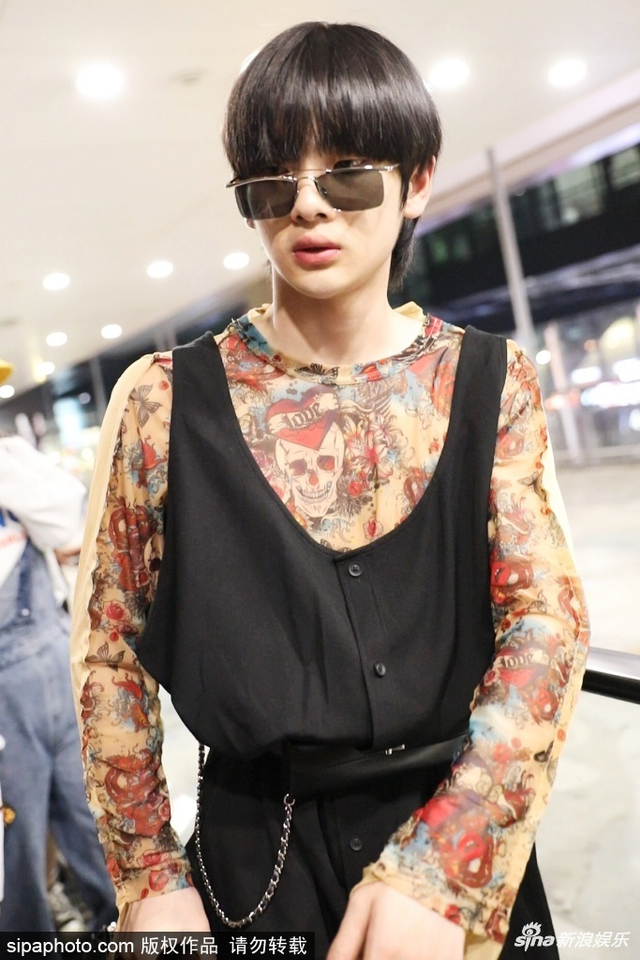 周震南穿"纹身"内搭现身机场_新浪图片