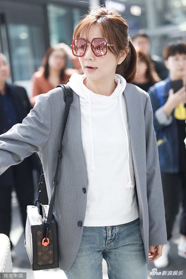 8/10新浪娱乐讯 10月18日,ella陈嘉桦与老公赖斯翔现身上海机场.